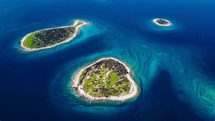 10 Uniquely Shaped Islands