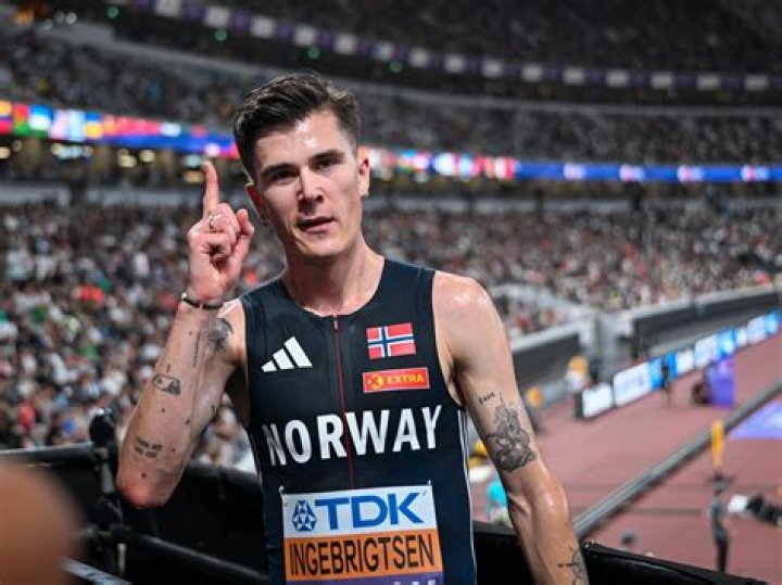 220724 Jakob Ingebrigtsen of Norway celebrates with his girlfriend