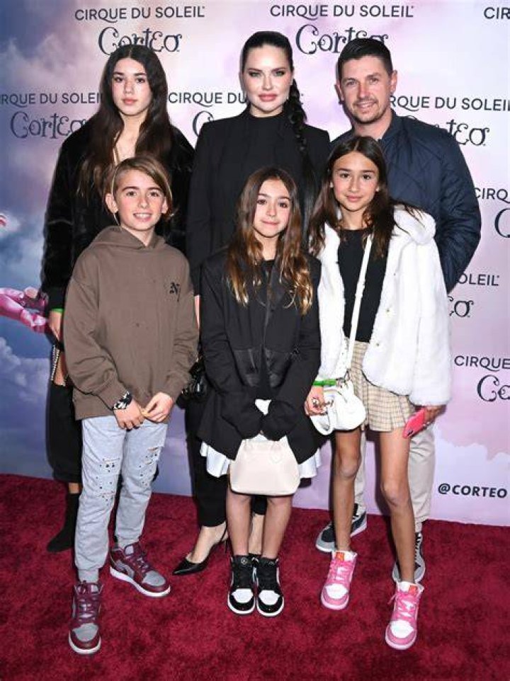 Adriana Lima Siblings Who Are Adriana Lima Siblings?