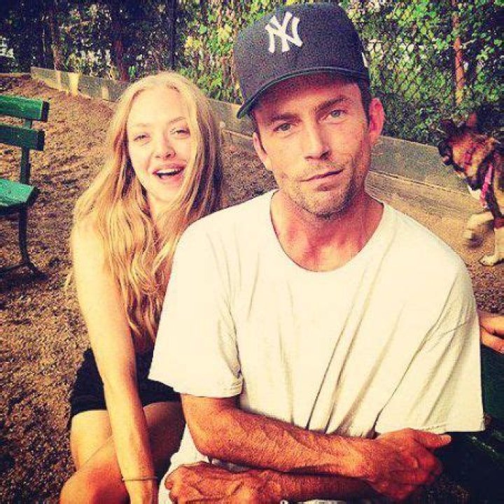 Amanda Seyfried & Desmond Harrington Hold Hands in NYC! Photo 2709376
