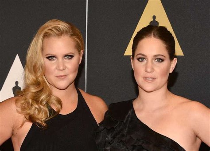 Amy Schumer and her sister Kim have powerwalk session in New York