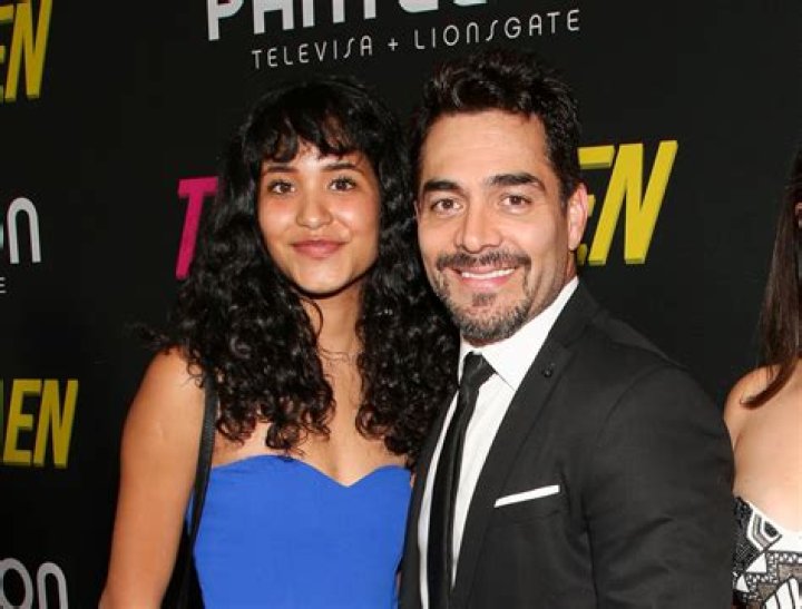 Andrea, daughter of Omar Chaparro, steals a camera at the 2022 Platinum