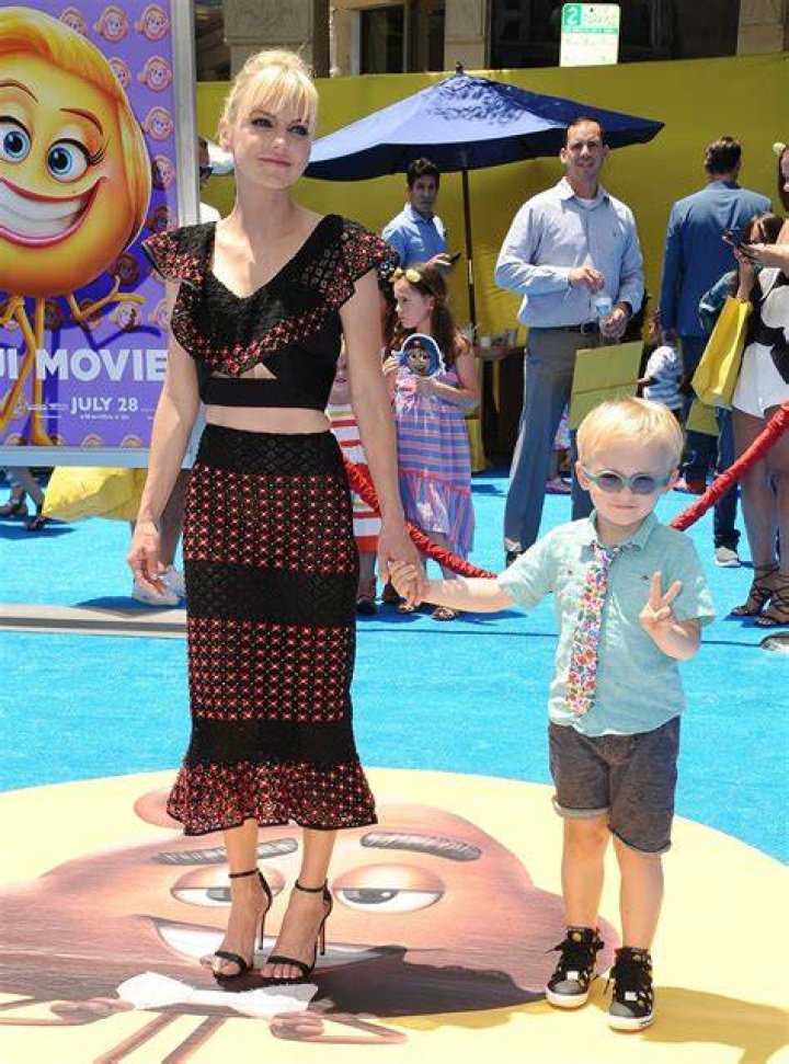 Anna Faris' Spouse: Uncovering The Relationship Timeline