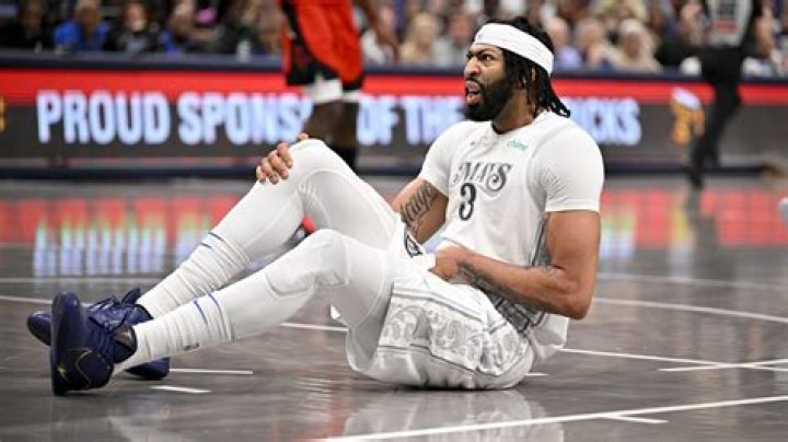 Anthony Davis Heads To Locker Room After Scary Fall On Back Against New