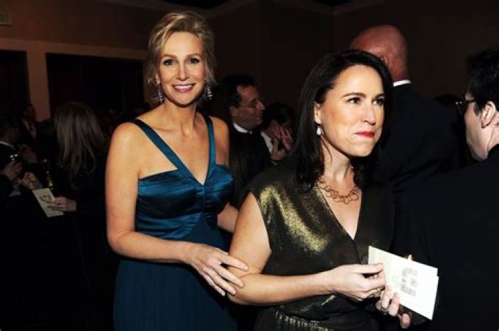 Are Kelly Lynch and Jane Lynch related?