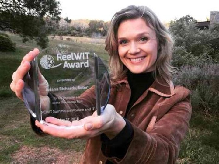 Ariana Richards Height, Net Worth, Age, Family, Affair, and More