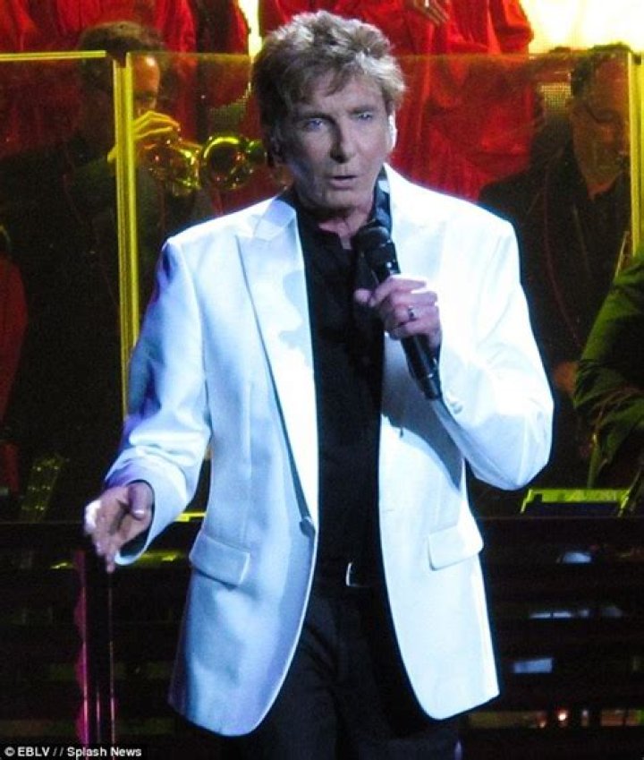 Barry Manilow shows off wedding ring at the MGM Grand Hotel in Las