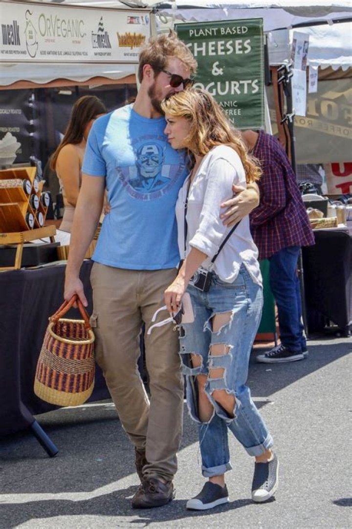 Bethany Joy Lenz with boyfriend at the farmers market 09 GotCeleb