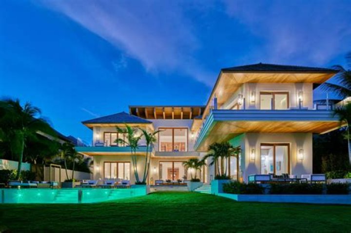 BitBoy Outside SBF Bahamas Home, Hell Bent On &lsquo;Talking&rsquo;