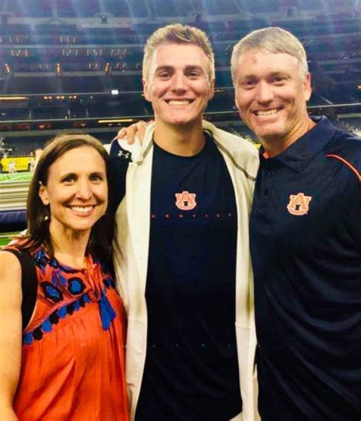 Bo Nix Biography, Wiki, Height, Weight, Age, Wife, Girlfriend, Parents