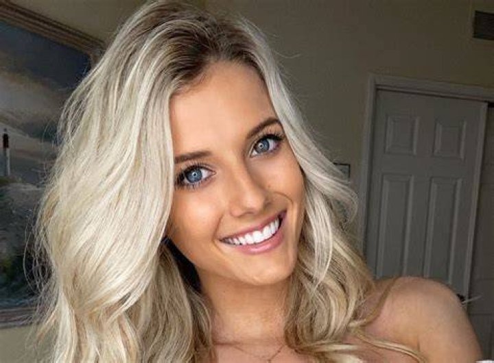 Bombshell Lindsay Brewer in a Seductive Outfit EDM Chicago