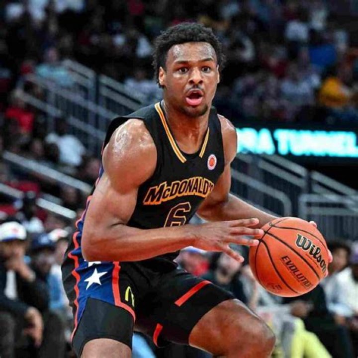 Bronny James Biography, Net worth, Wiki, Age, Height, Girlfriend, Family