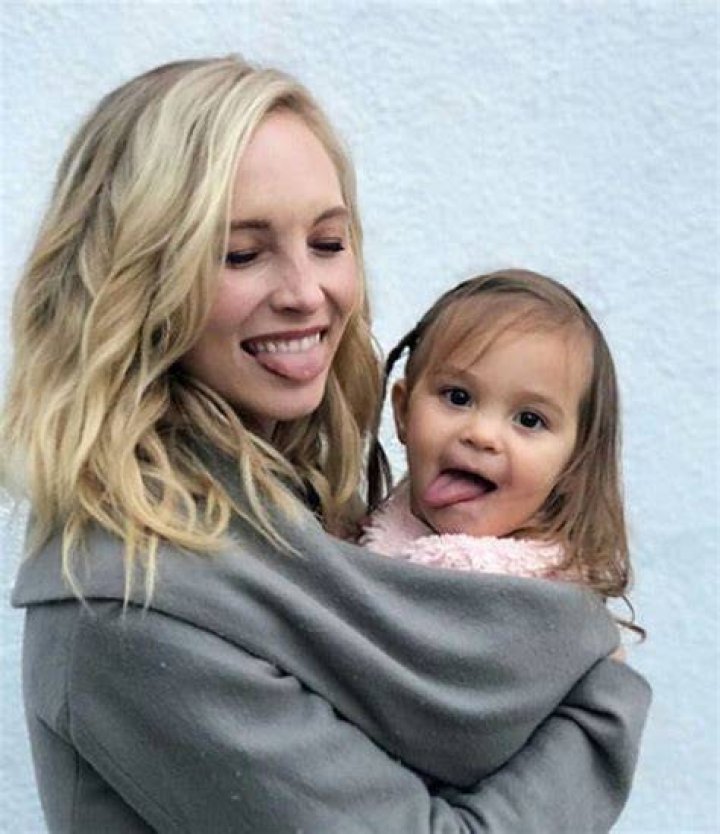 Candice King with her daughter and stepdaughters in 2020 Candice king