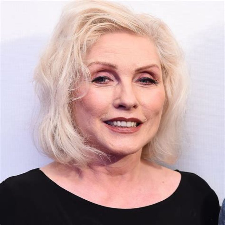 Chris Stein de Blondie le rinde homenaje a su hija Akira Stereocien