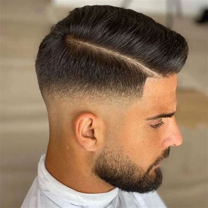 Corte De Pelo Hombre Desvanecido Bajo Reglas y Normas APA