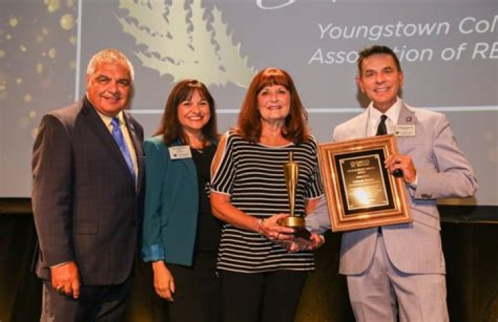 Deborah Barber receives Ohio REALTORS 2022 Distinguished Service Award