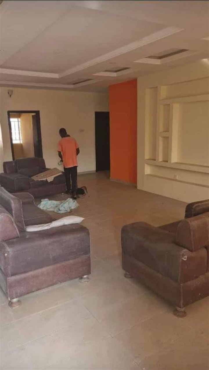 DISTRESS SALE IKATE LEKKI ILESAN! 3 BEDROOM APARTMENT FLAT Nigeria