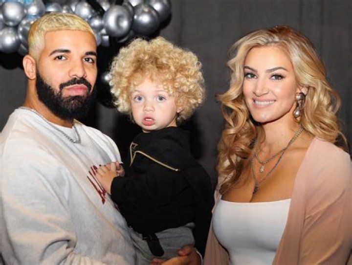 e o surpriză. Rapperul Drake, tatăl unui băiețel cu zulufi