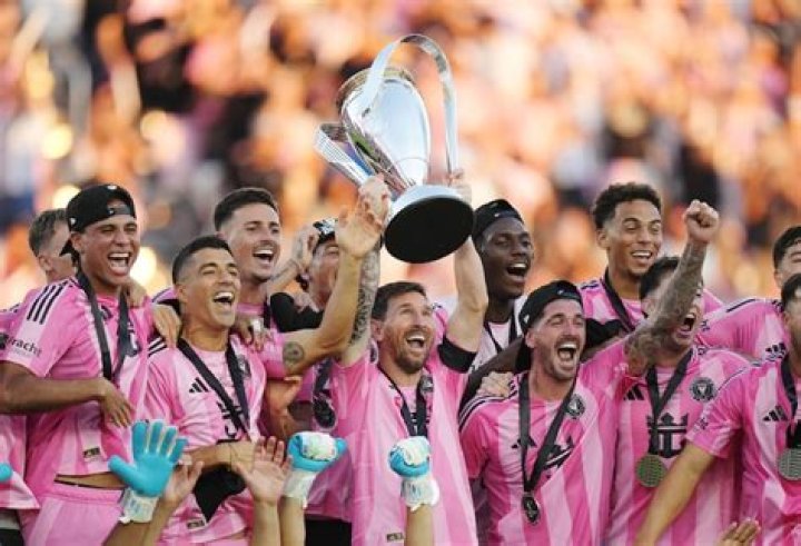 El trofeo de la MLS Cup estuvo en los estudios de UDN Alejandro Berry