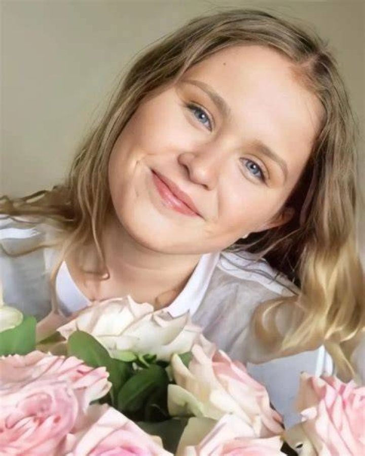 Eliza Scanlen Scrolller