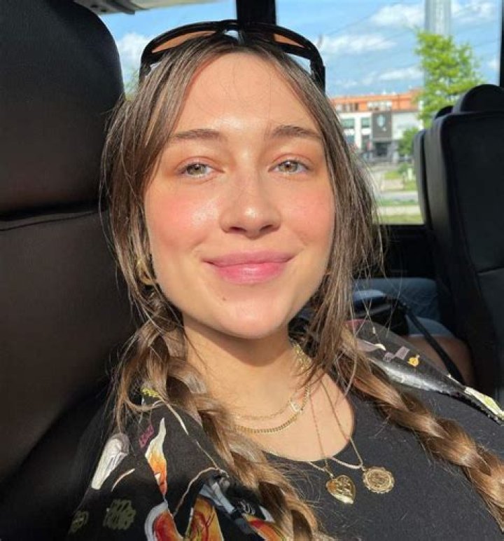 Elsie Hewitt Biography (Age, Height, Boyfriend & More) mrDustBin