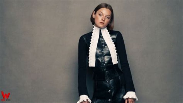 Emma Corrin Wiki, Age, Height, Boyfriend, Family, Net Worth, Biography