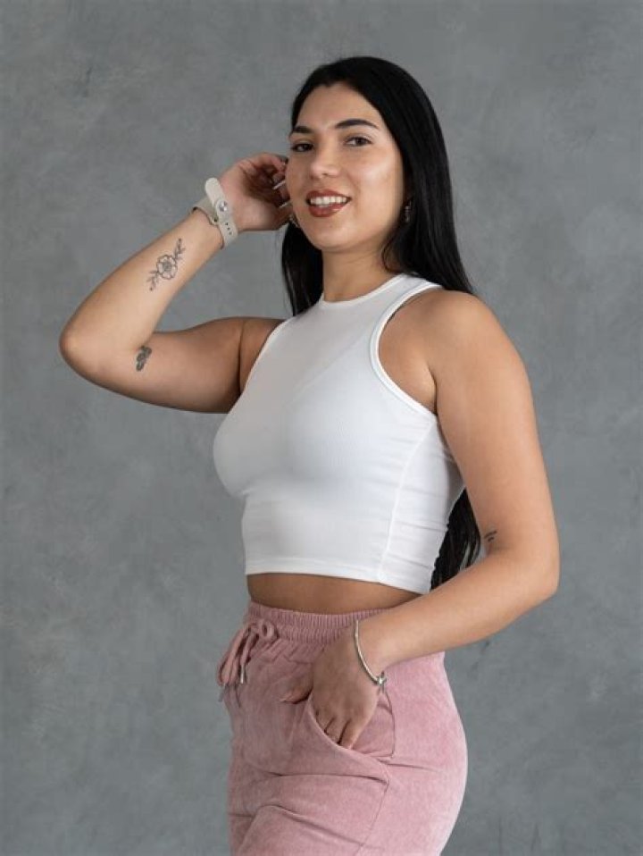 En top y pantalón blanco, Jenicka Rivera opaca a Chiquis