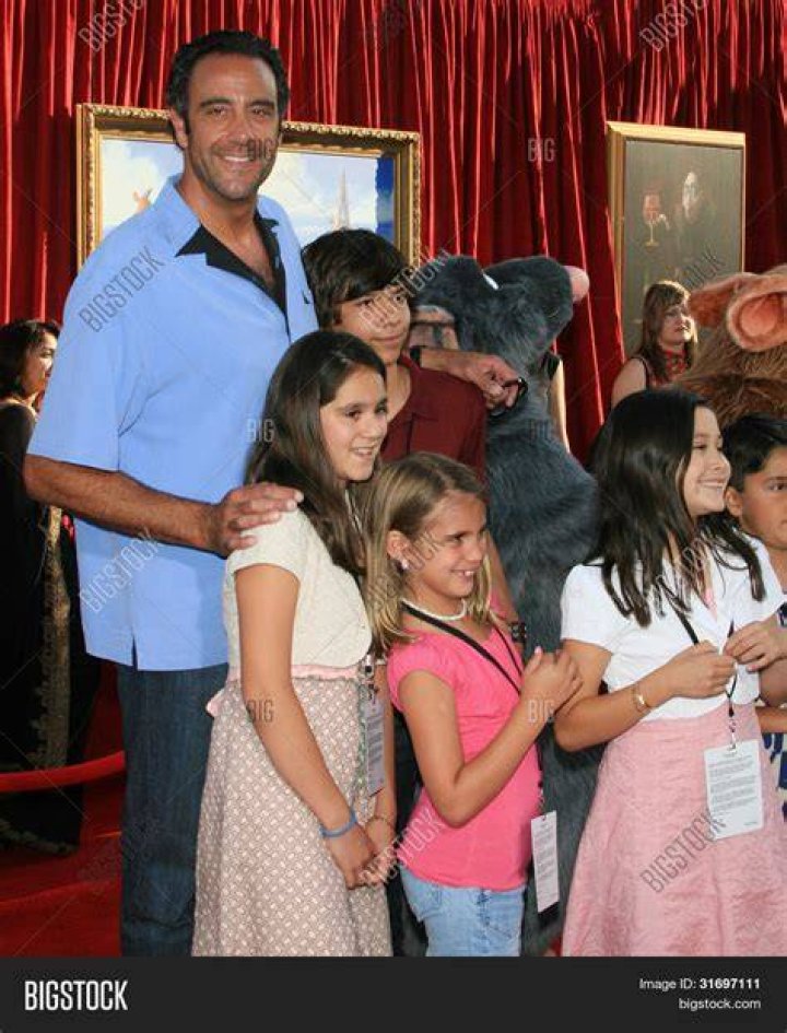 Exploring The Relationship Of Brad Garrett With His Siblings
