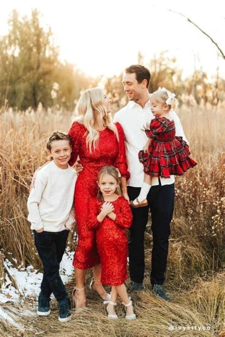 Family Christmas Pictures Outfits, Family Holiday Photos, Family