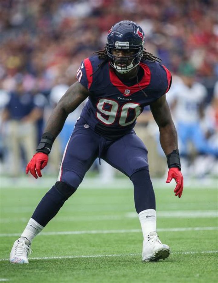Former USC DE Jadeveon Clowney to open lounge in Columbia