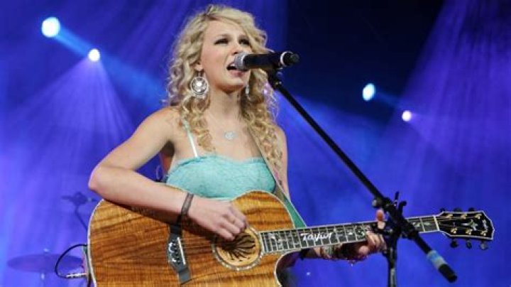 how did taylor swift become a singer