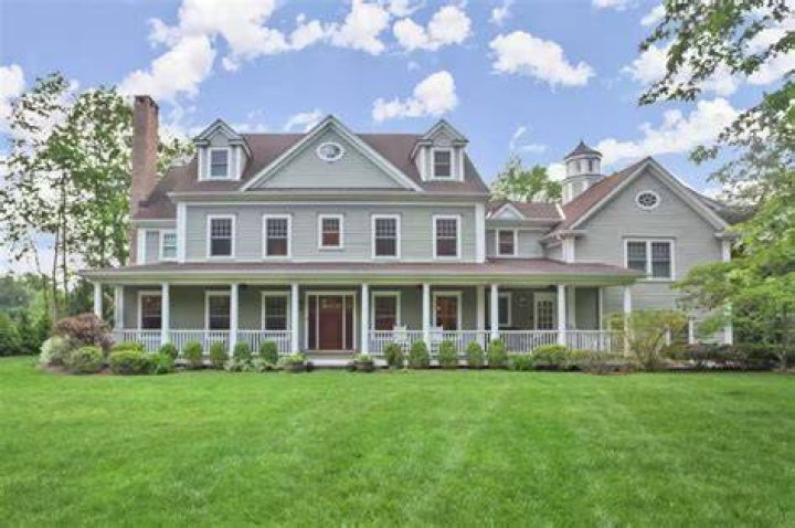 Howard Stern staffers score buyers for homes amid NYC exits