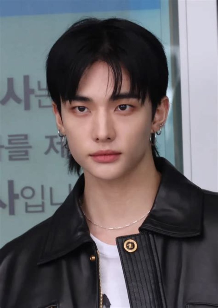 Hyunjin in 2022 Stray kids outfits, Stage outfits, Surrealism fashion