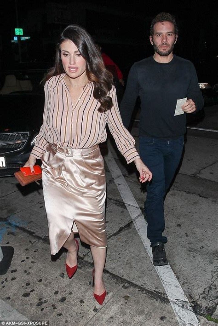 Idina Menzel weds Aaron Lohr and son with Taye Diggs gives her away