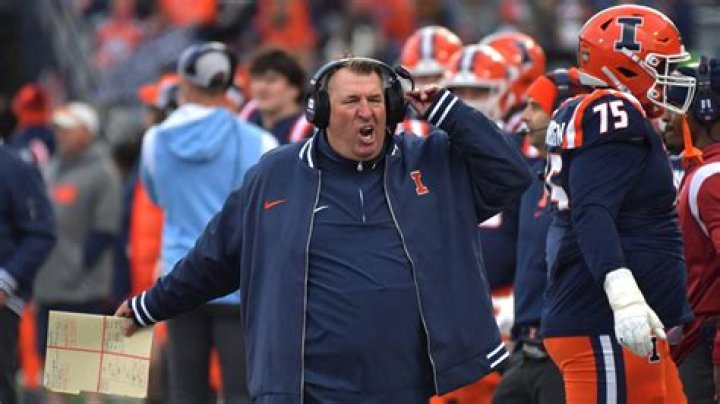 Illinois’ Bret Bielema frustrated with officiating after loss to Michigan