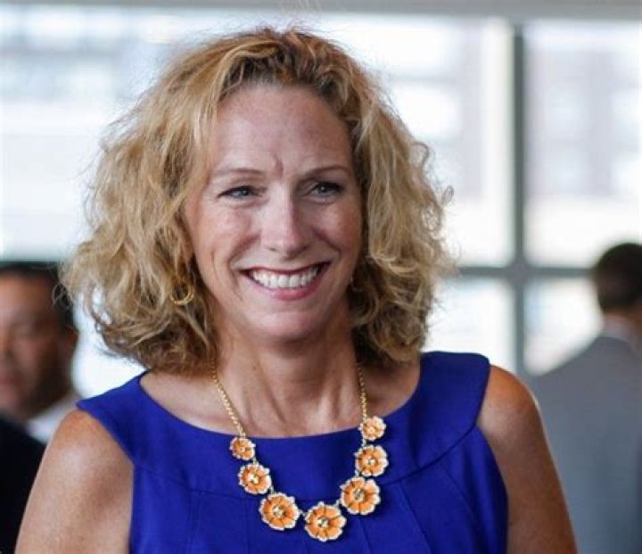Is Beth Mowins Lesbian? Who is Beth Mowins Husband? Married in Her 50s