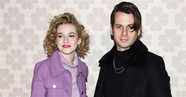 Is Julia Garner Gay? Get More Information!
