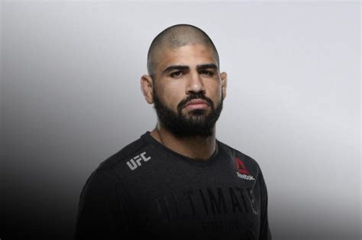 Jacob Malkoun easily outwrestles Abdul Bazak Alhassan for UD victory