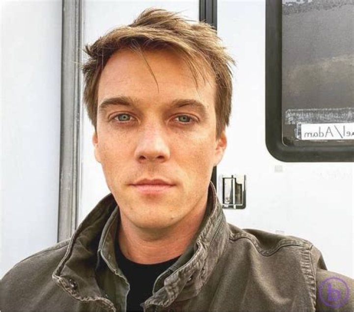 Jake Abel Biography, Wiki, Height, Age, Girlfriend & More
