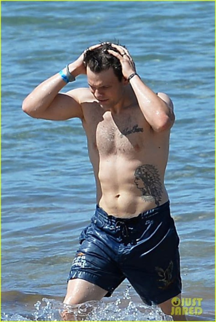Jake Lacy Looks So Hot While Shirtless at the Beach in Hawaii! Photo