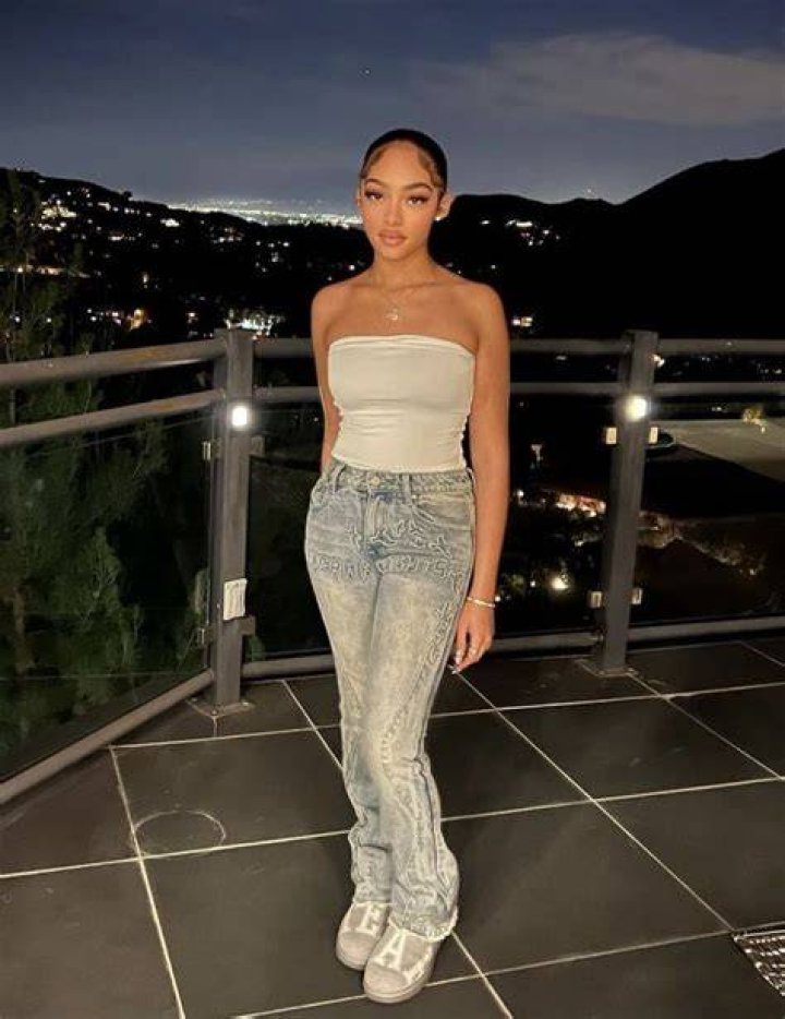 Jodie Woods on Instagram “FACE CARD!” Light makeup looks, Brown