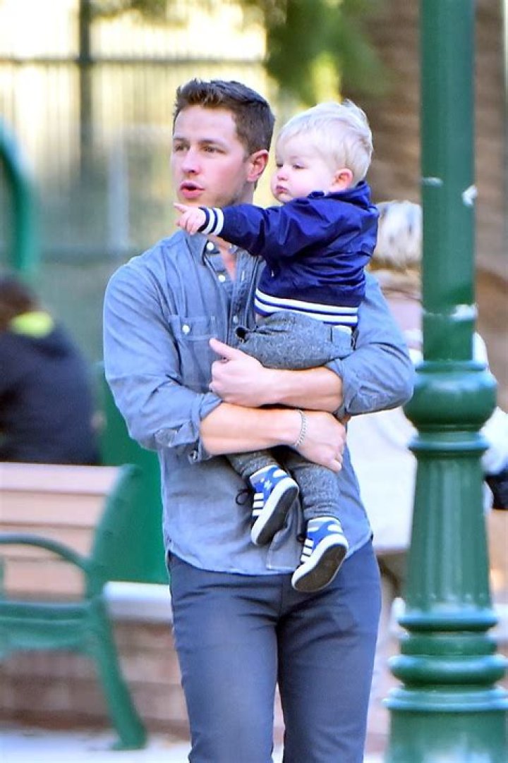 Josh Dallas and his son Oliver Finlay Dallas head out to a park leaving