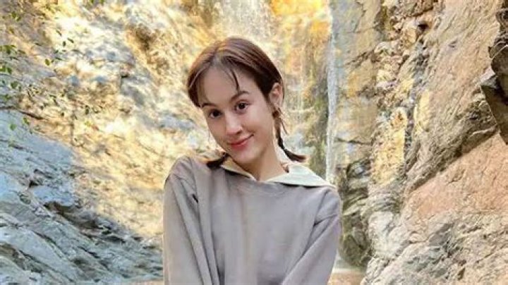 Jules Ari The Bendy Girl Who Makes Videos and Cute Podcasts