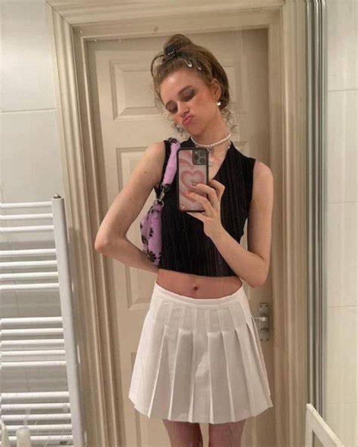 Julia Gisella auf Instagram „Hi it’s me and my new art studio☺️and a