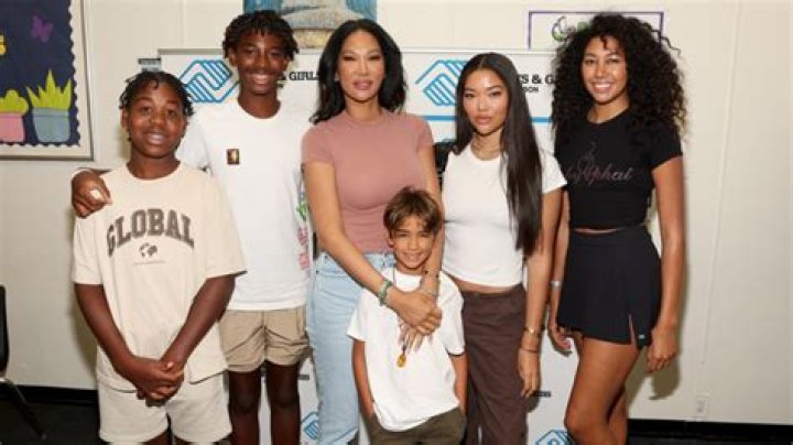 Kimora Lee Simmons Shares Family Photo with Her 5 Kids While