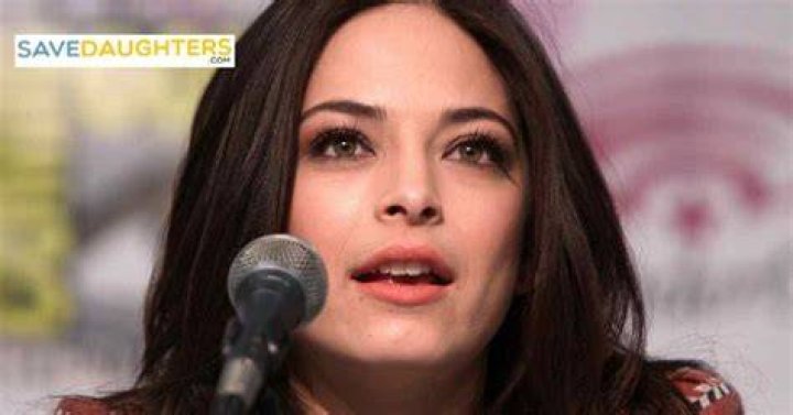 Kristin Kreuk Ethnicity, Wiki, Age, Height, Boyfriend, Family, Networth