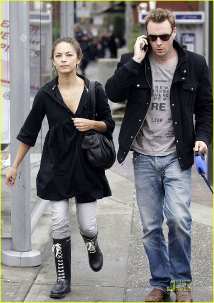 Kristin Kreuk in Relationship with Mark Hildreth; Their Relationship