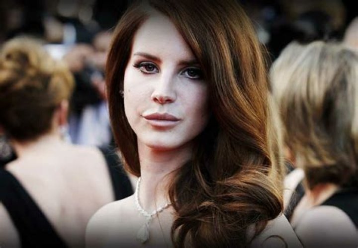Lana Del Rey Age, Family, Boyfriend, Net Worth, & More