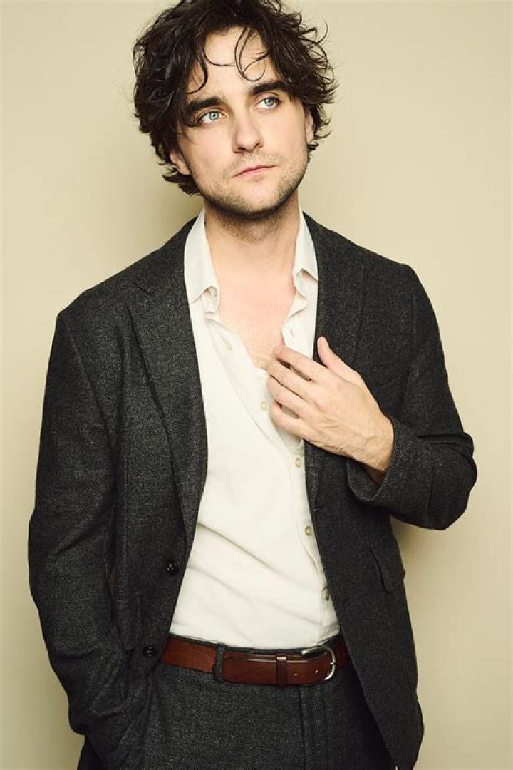 Landon Liboiron Age, Height, Dating, Girlfriend, Eye Color, Facts