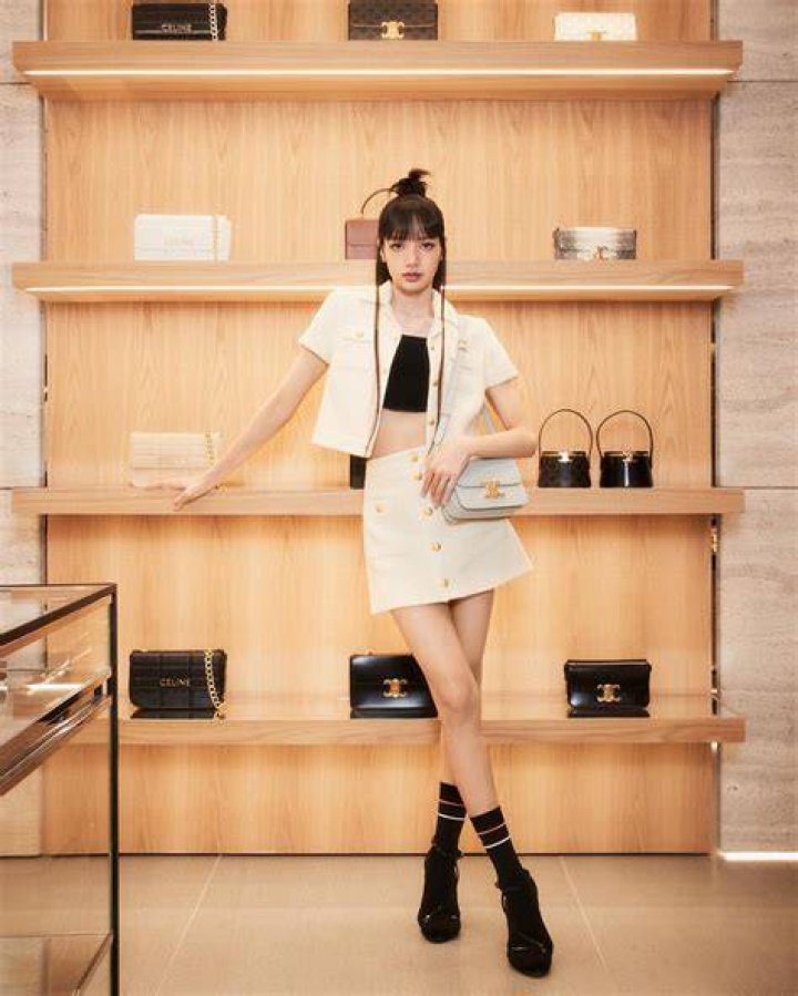 Lisa Fernandez Height: How tall is Lisa Fernandez?